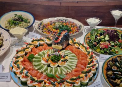 Gedeckter Tisch mit Blumendekoration