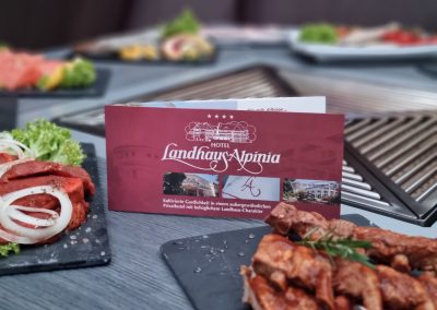 Gedeckter Tisch mit Kerzen für eine Veranstaltung