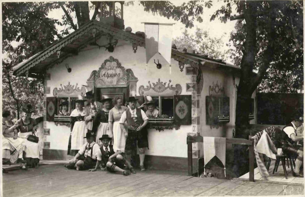Historisches Foto vom Wirtshaus Alpinia: Trachtenverein vor der historischen Fassade, Ursprung der über 100-jährigen Alpinia-Tradition