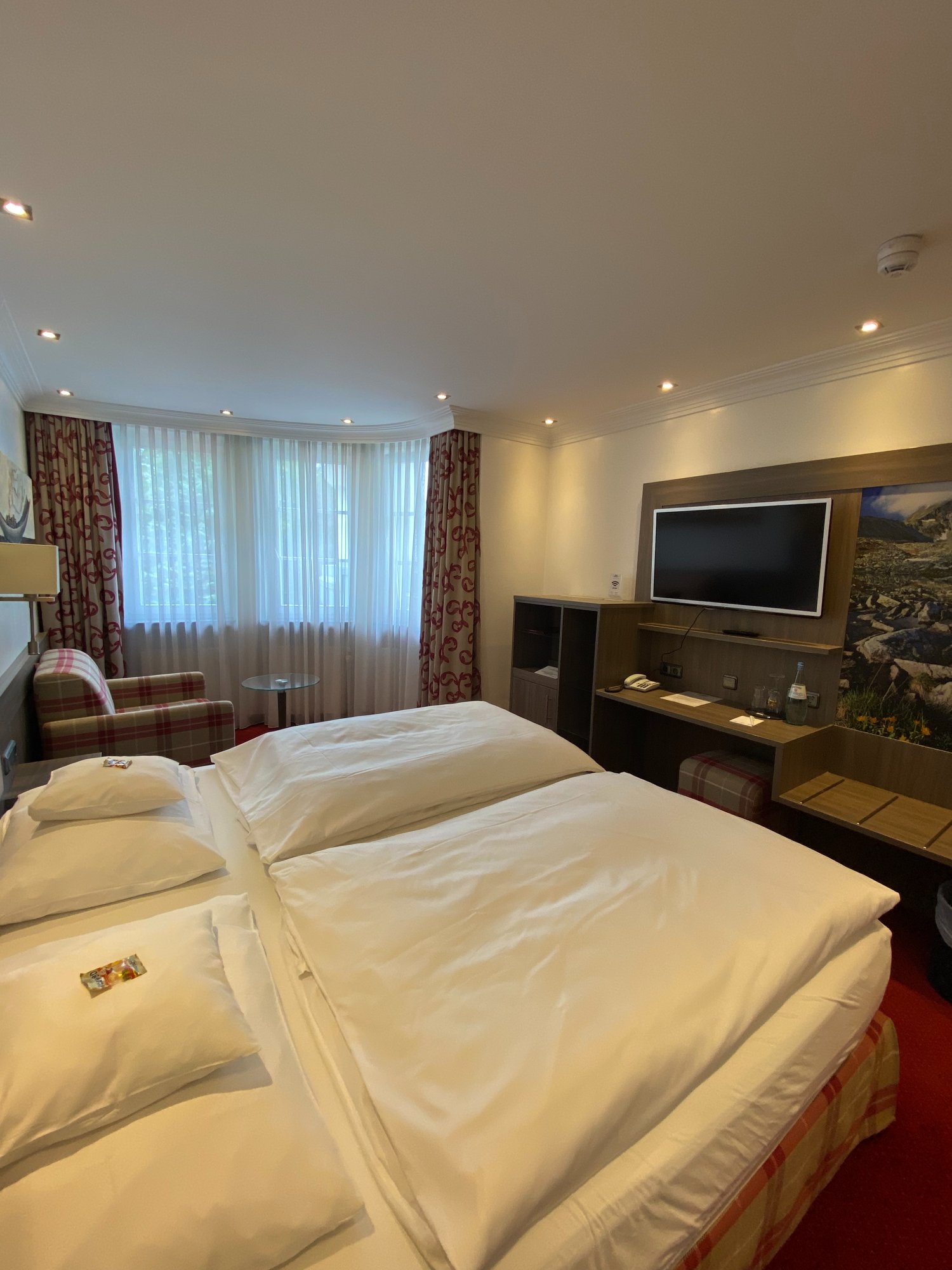 Doppelzimmer Superior im Hotel Landhaus Alpinia mit Erkerfenster und Sitzgruppe