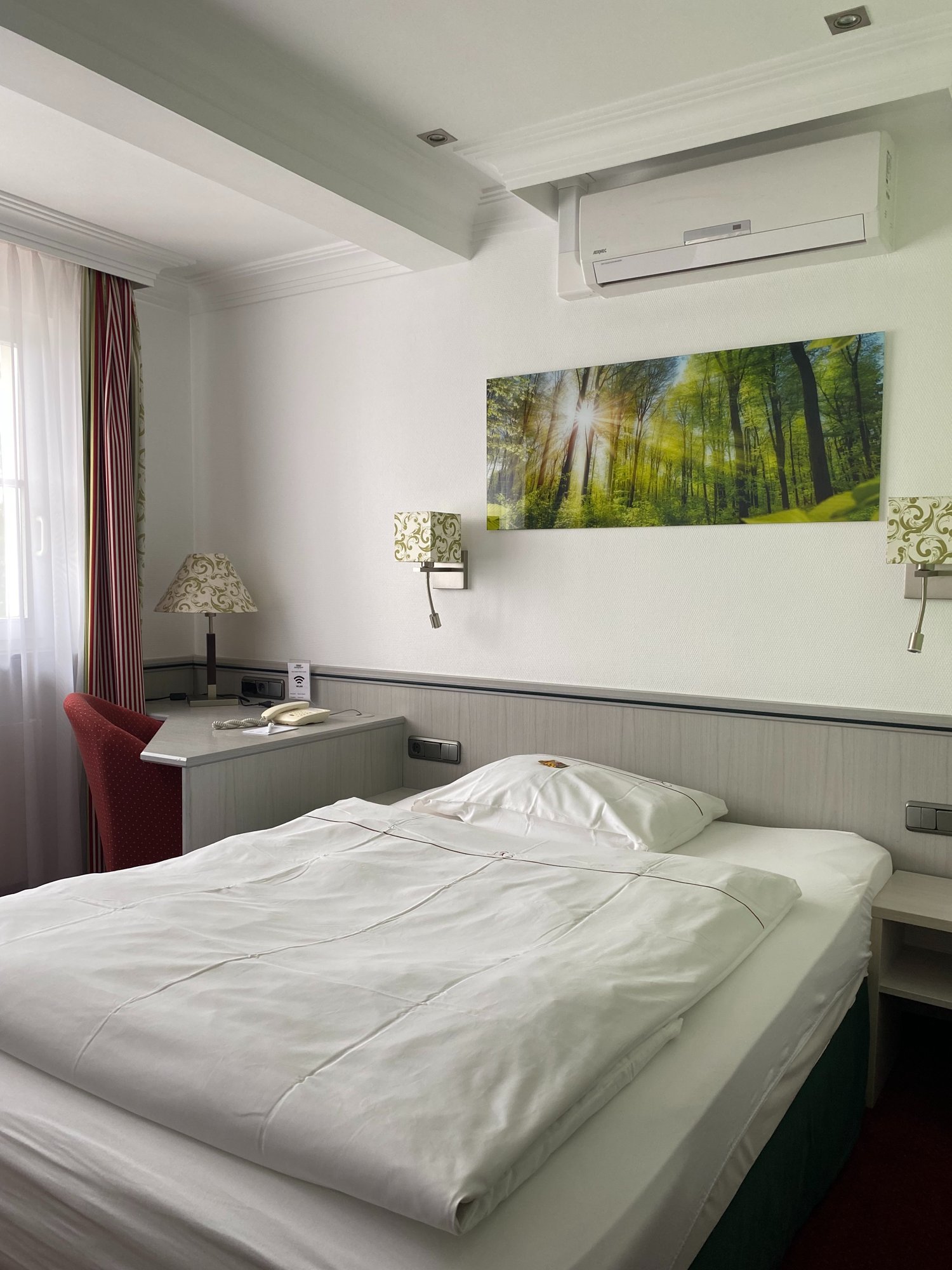 Einzelzimmer im Hotel Landhaus Alpinia mit breitem französischen Bett